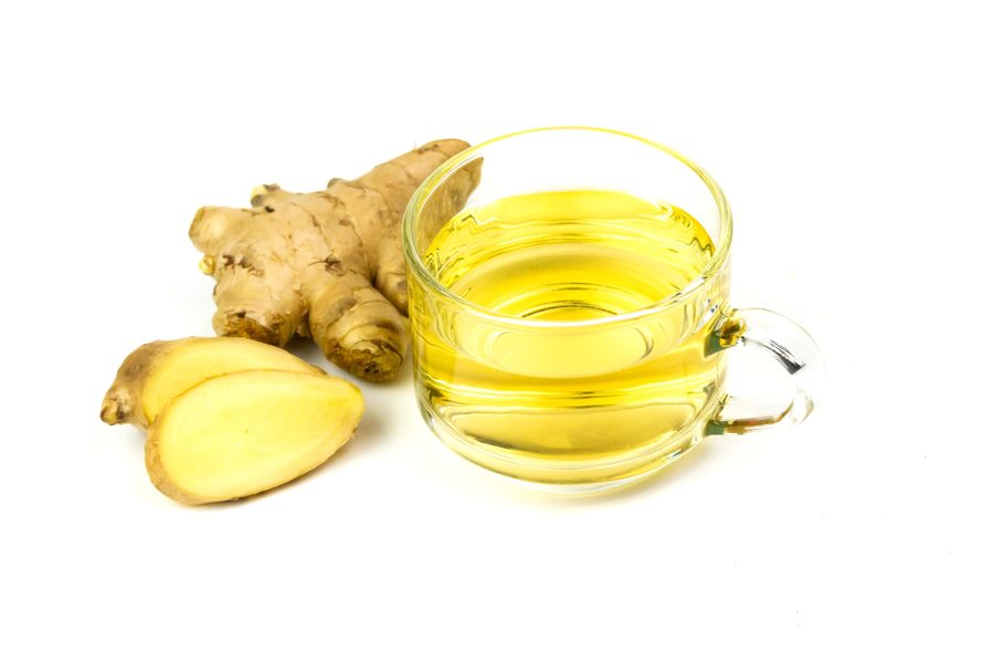 Raíz de jengibre fresca y rodajas de limón para una infusión contra la tos