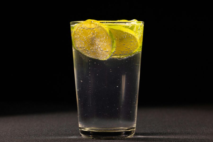 Vaso de agua caliente con limón