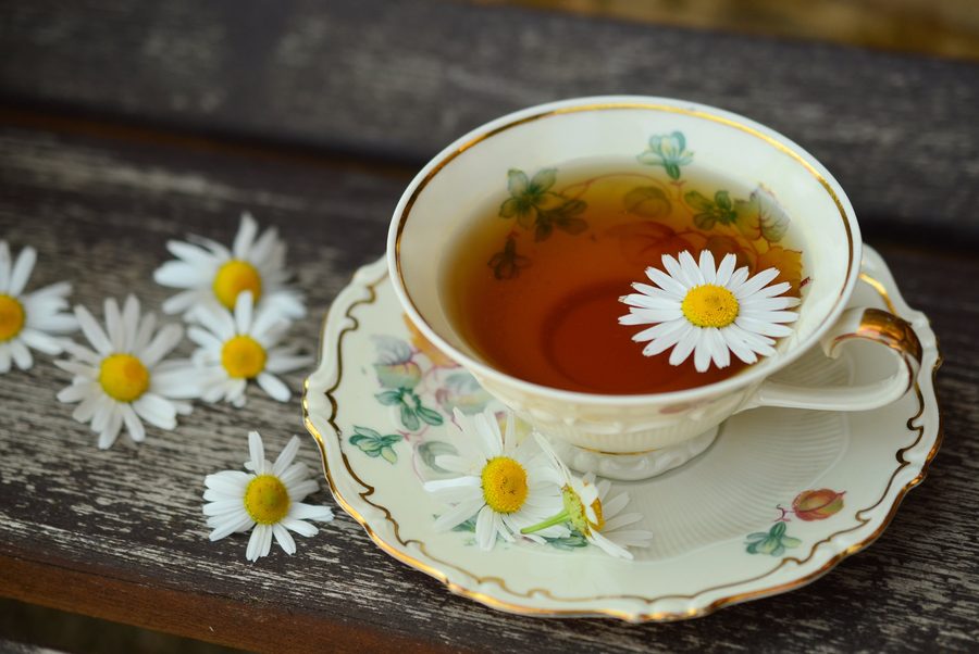 Tazas de infusión de manzanilla con flores frescas para calma y bienestar