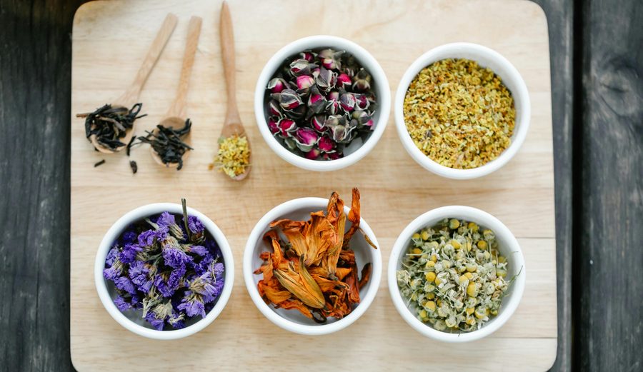 Taza de infusión de salvia con miel y una ramita de salvia fresca