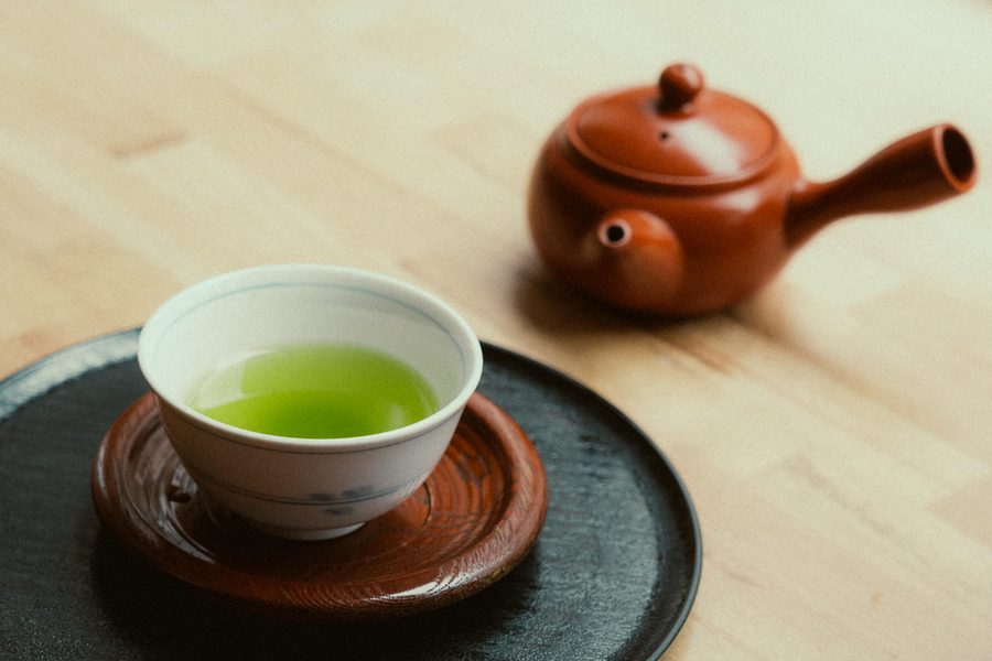 Taza de té verde y hojas